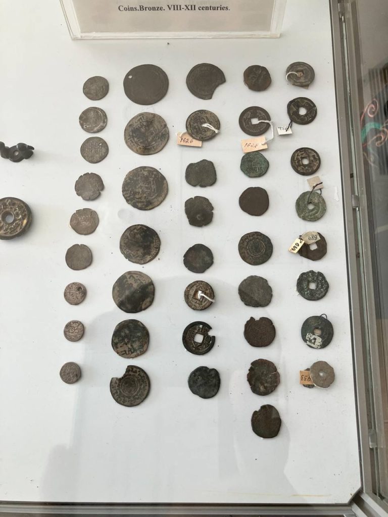 碎葉城遺跡所挖掘的文物（錢幣） Antiquities(coins) from the Suyab site.